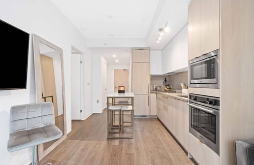 Downtown Toronto Apartment | Brand new highrise condo steps away frm CN tower