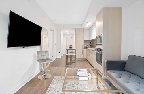 Downtown Toronto Apartment | Brand new highrise condo steps away frm CN tower