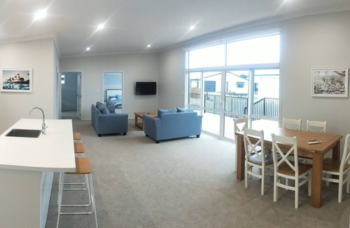 Waihi Beach House | Brand new Holiday Home 400m From Beach