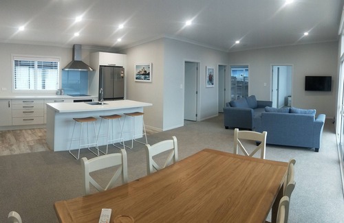Waihi Beach House | Brand new Holiday Home 400m From Beach
