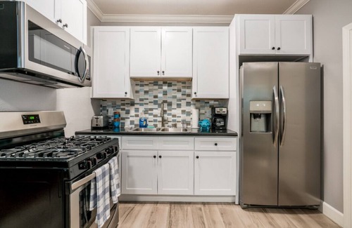 Little Armenia Apartment | Brand New Hollywood Unit + Free Wifi