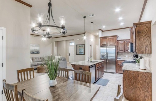 Mustang House | Brand New Home - Accessible to Yukon and Mustang!