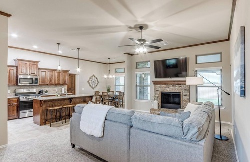 Mustang House | Brand New Home - Accessible to Yukon and Mustang!