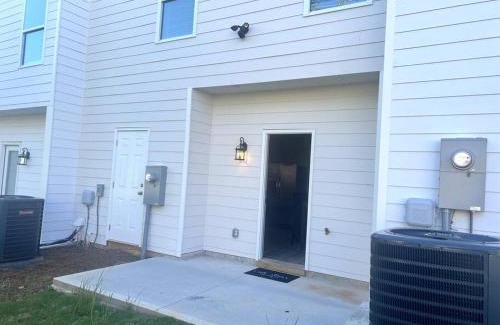 East Point Apartment | Brand NEW HOME mins to airport