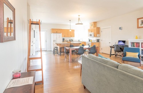 Old Farm District House | Brand New Hot Tub ~ Lovely Bend home ~ Fire pit ~ Dog Friendly ~ AC