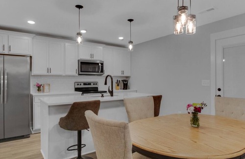 Burns House | Brand New House 45 min to Nashville in Peaceful Burns TN