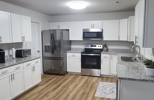 High Point House | Brand New House <5 min to HPU & Market