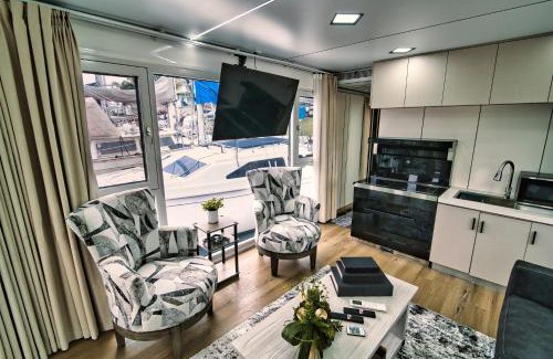 Merritt Island Boat Rental | Brand New House Boat Stunning Views and Resort Amenities