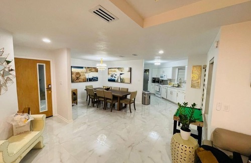 Bonanza House | Brand new House Charming 3-bedroom house with AC and WiFi in North Laredo