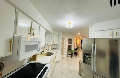 Bonanza House | Brand new House Charming 3-bedroom house with AC and WiFi in North Laredo