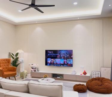 Malacca City House | Brand new house with Karaoke room near to jonker Netflix 18 pax by Doraee Home