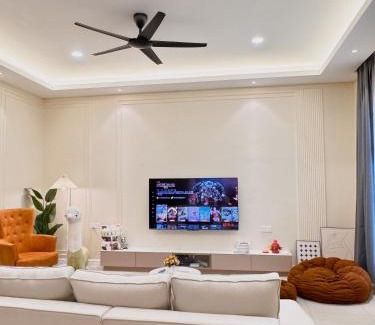 Malacca City House | Brand new house with Karaoke room near to jonker Netflix 18 pax by Doraee Home