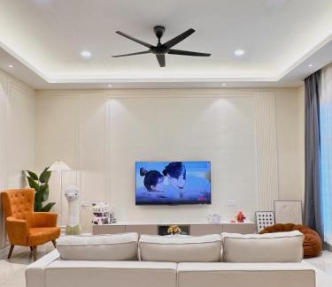 Malacca City House | Brand new house with Karaoke room near to jonker Netflix 18 pax by Doraee Home