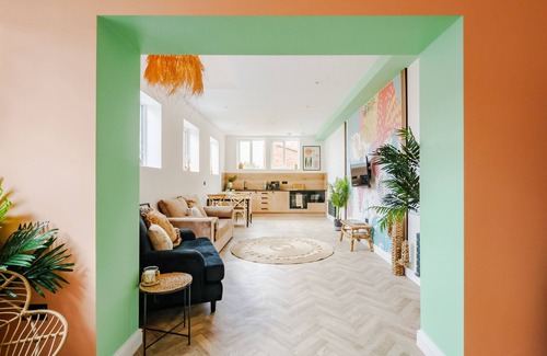 Market Harborough Apartment | Brand New Ibiza-inspired Tropical & Stylish One bed Apartment