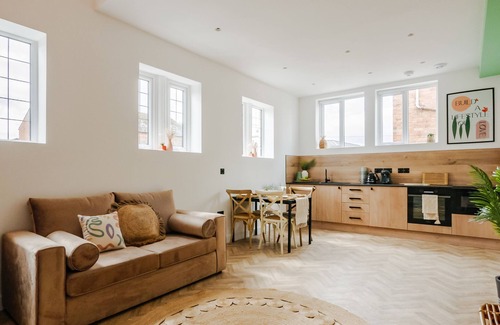 Market Harborough Apartment | Brand New Ibiza-inspired Tropical & Stylish One bed Apartment