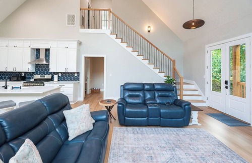 Seneca House | Brand New Keowee Cottage w/Dock!
