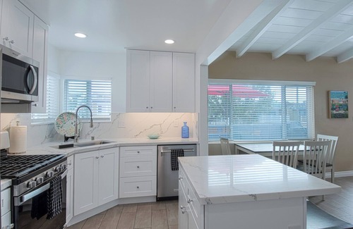 West Newport Apartment | Brand New Kitchen and all new furnishings – 11 Houses to the Sand!