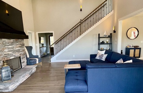 Gainesville House | Brand New Lake House w/Jacuzzi-Jet Skis-Pontoon!!