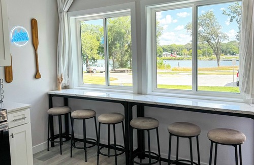Spirit Lake Cottage | BRAND NEW Lake View Stylish+Modern Cottage