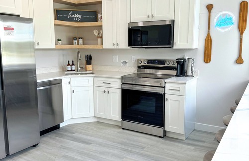 Spirit Lake Cottage | BRAND NEW Lake View Stylish+Modern Cottage