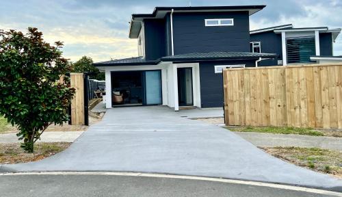 Two Mile Bay House | Brand new Lakeside cozy room kaka
