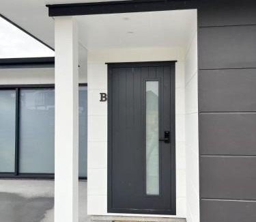 Two Mile Bay House | Brand new Lakeside cozy room kaka