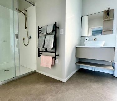 Two Mile Bay House | Brand new Lakeside cozy room kaka