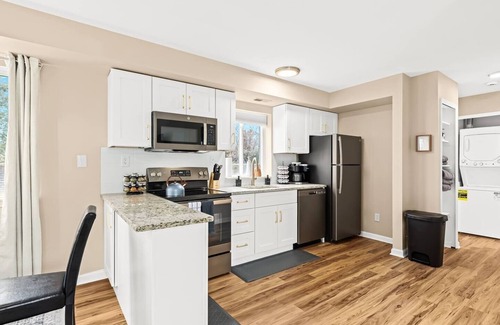 Roseville Apartment | Brand New! Lower Flat 1BR Near Downtown, Roseville