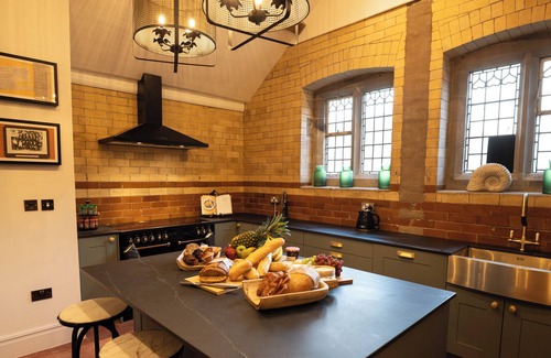 Halkyn House | Brand New Lux 6* Hot Tub, Cinema, Casino, Working Bar, Sleeps 24