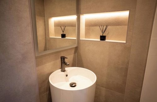 Halkyn House | Brand New Lux 6* Hot Tub, Cinema, Casino, Working Bar, Sleeps 24