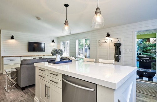 Regional District of Nanaimo Apartment | Brand New-Luxurious-Private Garden Level Suite