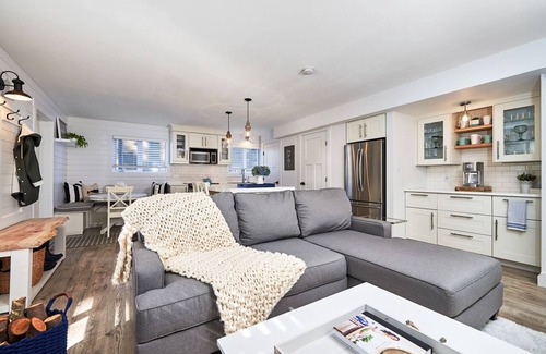 Regional District of Nanaimo Apartment | Brand New-Luxurious-Private Garden Level Suite