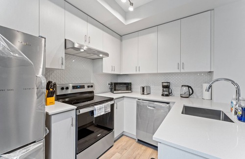 Oakville House | Brand New Luxury 2 Bedroom Oakville Townhouse with King Bed!