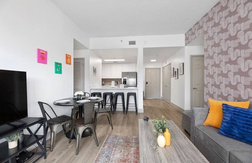 Charlotte Center City Apartment | Brand New Luxury Apt, 2 Mins to Stadium, Free Parking, City Views, WiFi