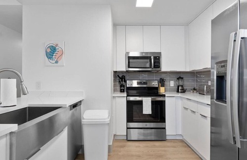 Charlotte Center City Apartment | Brand New Luxury Apt, 2 Mins to Stadium, Free Parking, City Views, WiFi