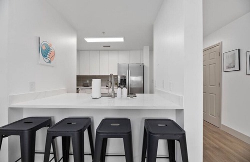 Charlotte Center City Apartment | Brand New Luxury Apt, 2 Mins to Stadium, Free Parking, City Views, WiFi