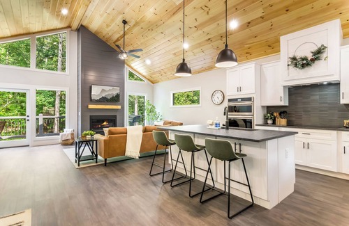 Eagle Mountain Cabin | BRAND NEW Luxury Cabin with Fire Pit + Game Room + 5 TV's + Comfortable Beds