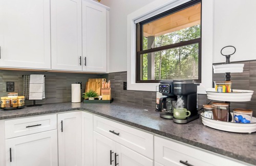 Eagle Mountain Cabin | BRAND NEW Luxury Cabin with Fire Pit + Game Room + 5 TV's + Comfortable Beds