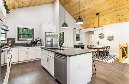 Eagle Mountain Cabin | BRAND NEW Luxury Cabin with Fire Pit + Game Room + 5 TV's + Comfortable Beds