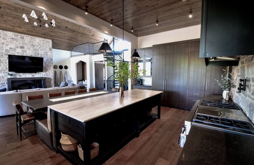 Torreon Cabin | Brand New Luxury Cabin! 5500sf/MoviTheatr/HotTub/4KingSuite/Gym&Billiard