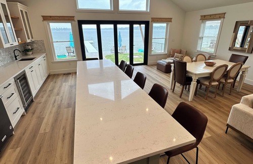 Pinckney House | Brand-New Luxury Lakefront! 5BR/4BA, 3 Primary Suites, Dock & Boat Rental Option