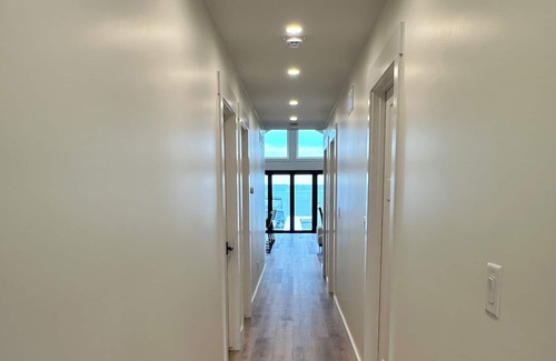 Pinckney House | Brand-New Luxury Lakefront! 5BR/4BA, 3 Primary Suites, Dock & Boat Rental Option