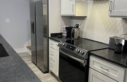 St. Elmo Improvement League House | Brand New Luxury Modern Home Downtown. Pet Friendly, Fenced Yard Fire Pit