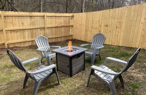 St. Elmo Improvement League House | Brand New Luxury Modern Home Downtown. Pet Friendly, Fenced Yard Fire Pit