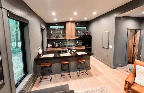 New Plymouth Cabin | Brand New Luxury Tiny Home -10 Min 2 Hocking Hlls