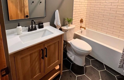 New Plymouth Cabin | Brand New Luxury Tiny Home -10 Min 2 Hocking Hlls