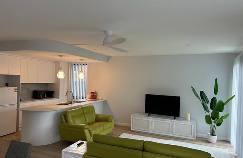 Sanctuary Point House | Brand new, modern two bedroom apartment. 5 minute walk to Paradise Beach!