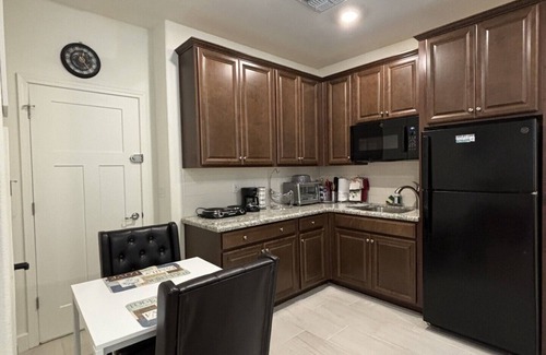Sacramento House | Brand-new Modern 1 Bedroom Suite, Kitchenette, Separate Entrance, Great Location
