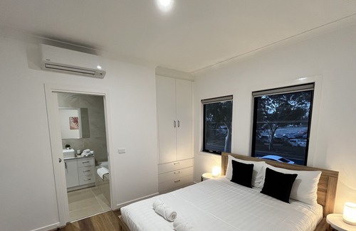 Tullamarine House | Brand New Modern 2 Bedroom Guesthouse at Airport