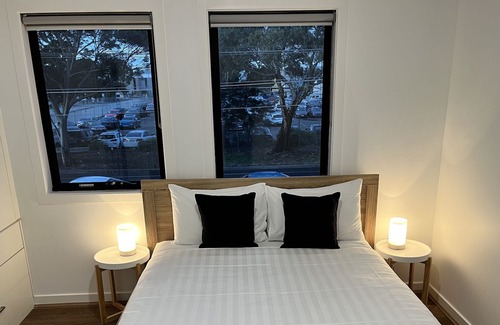 Tullamarine House | Brand New Modern 2 Bedroom Guesthouse at Airport